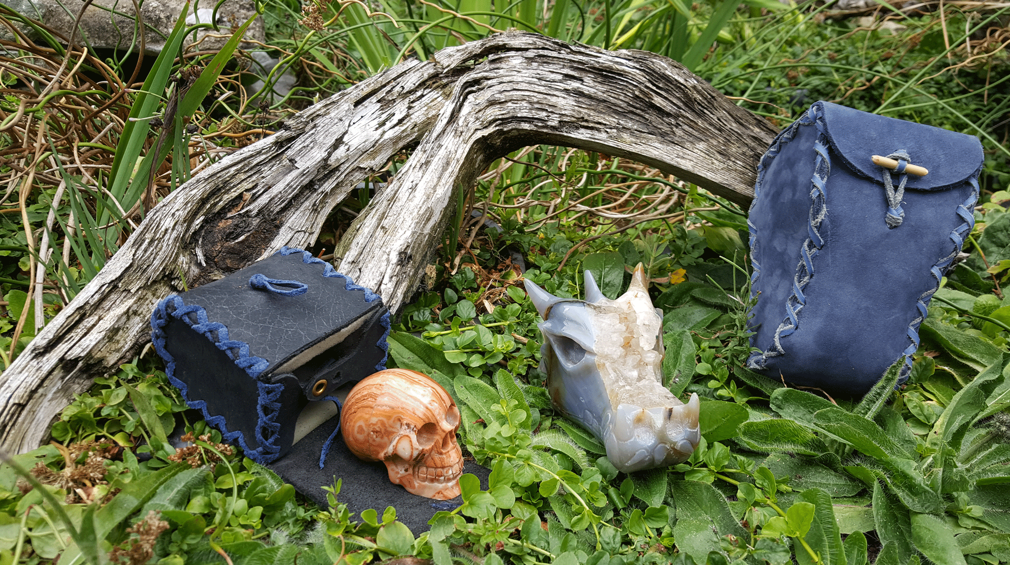 Leren-buidels-voor-draken--en-kristallen-schedels